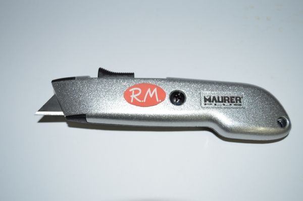 Cutter metálico hoja autoretráctil 18 mm