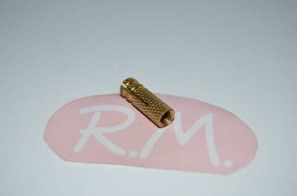 Taco de latón M5 6.5 x 20 mm
