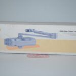 Cierrapuertas brazo retenedor automático
